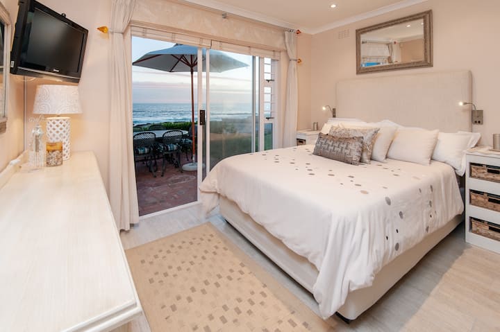 主卧配有套内卫生间和法式门，可通往面向大海的露台