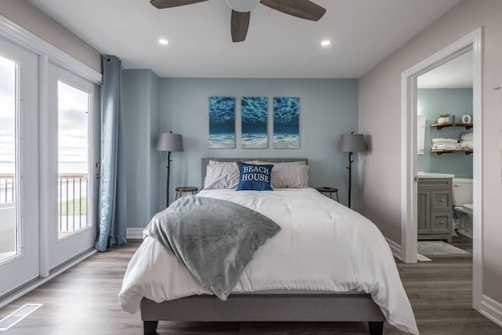 Chumba kikubwa cha kulala kilicho na kitanda cha Malkia, bafu la ndani na kutembea kwenye kabati