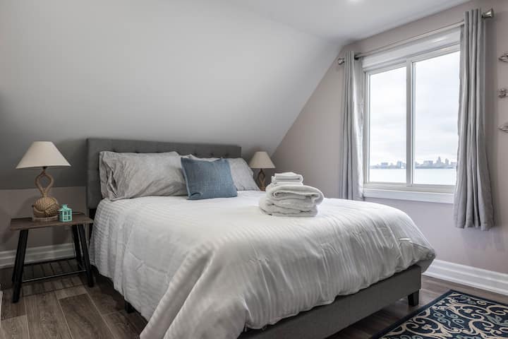 Chumba cha kulala cha ghorofani kilicho na kitanda kimoja cha upana wa futi