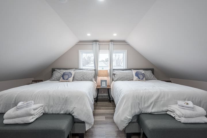 Chumba cha kulala cha ghorofani chenye vitanda 2 vya Malkia