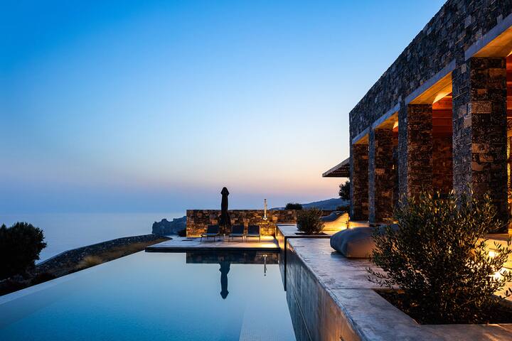 Lagremha Villa, Infinity Pool Over the Sea!