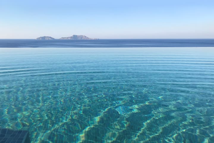 Lagremha Villa, 4 BD, private pool, seafront