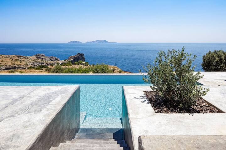 Lagremha Villa, 4 BD, private pool, seafront gallery image 2