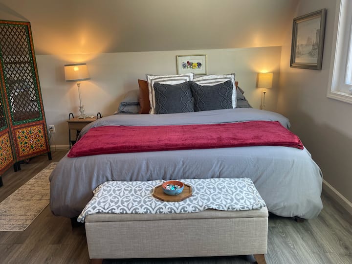 Disfrutarás de una cómoda cama tamaño king. También tenemos disponible un colchón de aire, almohadas y mantas adicionales.