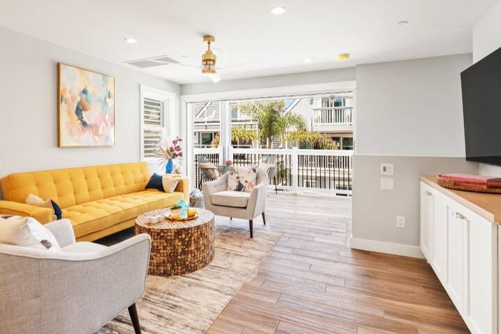 Designer Beach House | AC | Attached Garage gallery image 3