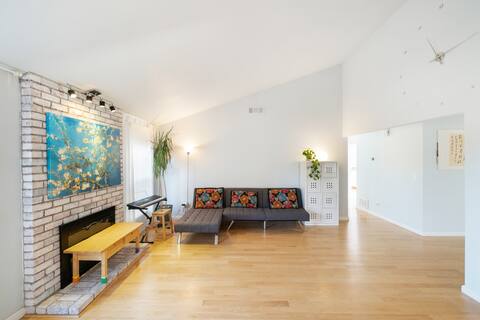 Modern & Private Dublin Getaway in the East Bay!