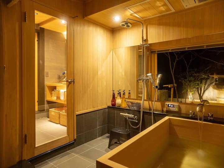 1 Fバスルーム（シャワー＆ヒノキの木製バスタブ）/バスルーム（レインフォールシャワー＆ヒノキの木製バスタブ）
のボディーソープとシャンプーとコンディショナー完備ポーラ・ポーラ・ボディーソープ・シャンプーーーーーーーーーー・コンディショナーを提供いたします。