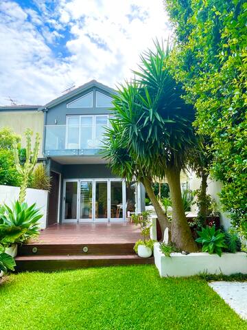 Artistic Bondi Beach House Minutes from ocean gallery image 2