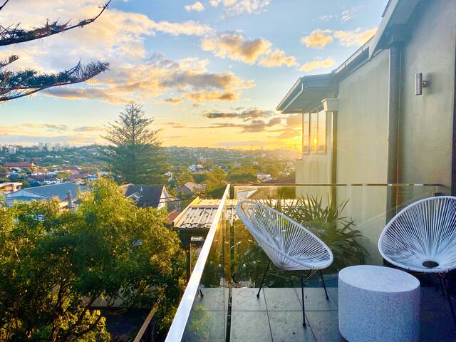 Artistic Bondi Beach House Minutes from ocean gallery image 3