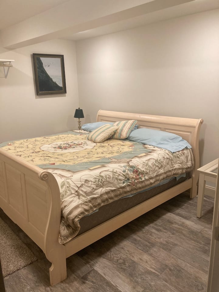 ห้องนอนใต้ดิน/เตียงคิงไซส์