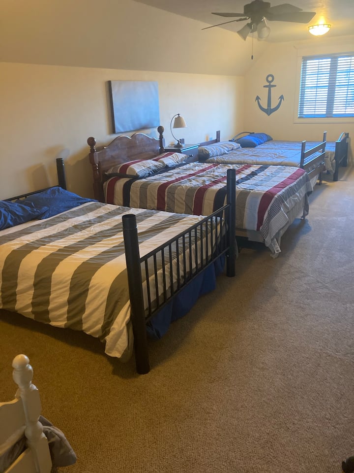 ห้องพักสองชั้น/เตียงควีนไซส์ 4 หลังและเตียงเดี่ยว 1 หลัง