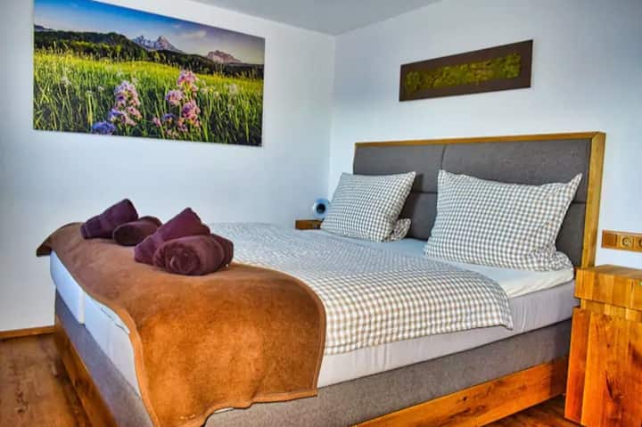 Schlafzimmer EG /habitación con cama en la planta baja