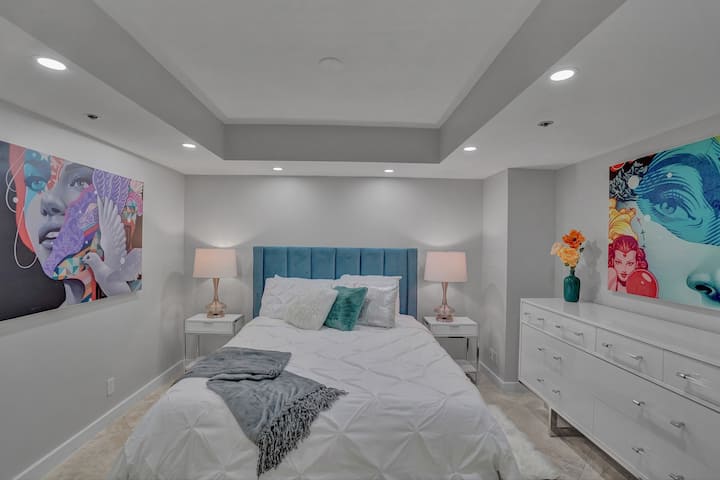 ห้องนอนภายในห้องที่ 3 เตียงควีนไซส์ทีวีสตรีมมิ่ง Roku ตู้เสื้อผ้า (ไม่มีหน้าต่าง) 