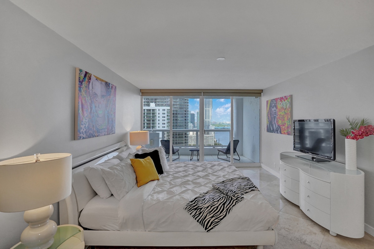 Glavna spavaća soba, bračni krevet, radni stol, Roku TV, pristup balkonu, radni stol, ormar, umivaonik i privatna kupaonica