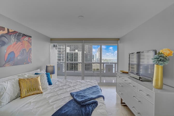 ห้องนอนที่ 2 เตียงคิงไซส์ตู้เสื้อผ้าทีวีสตรีมมิ่ง Roku ทางเข้าระเบียง