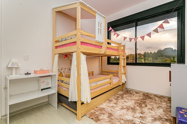 Dhoma e tretë e gjumit me trellis, deri në 3 persona.