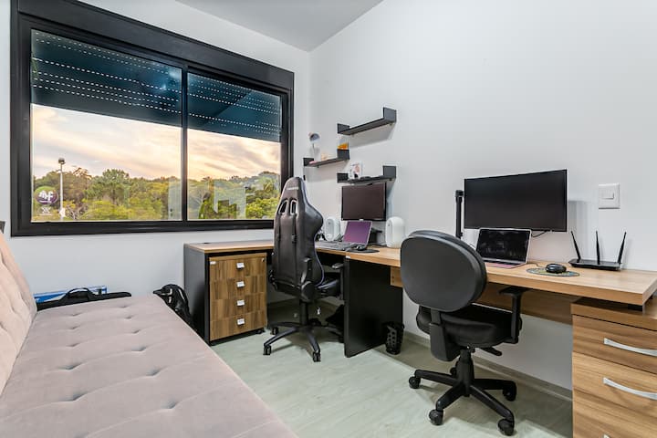 "Zyra" e dhomës së gjumit. Ka një divan krevat mbi të cilin vendoset një dyshek dopio. 