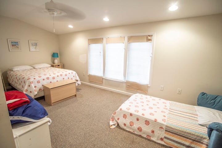 Bedroom 4 - Loft with Queen and twin