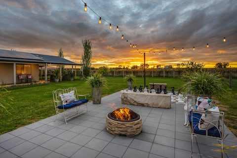Vineyard Cottage: A Golden Escape among the Vines