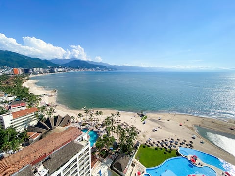 Airbnb con mejor rendimiento: BEACHFRONT 4 BR CONDO GRAND VENETIAN 20TH FLOOR en Puerto Vallarta