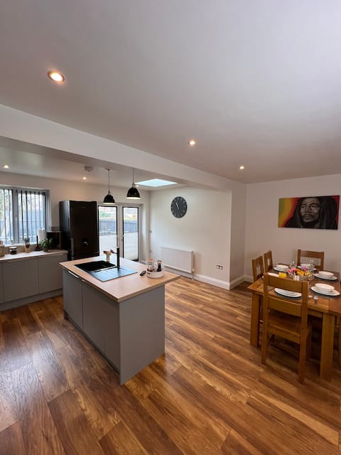 Business/Family 4 Bed/4 Bath Parking +Hot Tub*