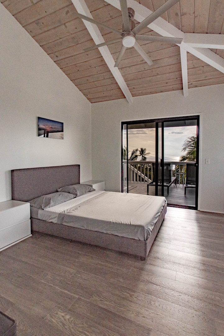 חדר שינה מס '1 הוא מה שאני מחשיב כ"חדר השינה הראשי "." לשני חדרי השינה יש גישה ללאנאי, אבל הנופים בחדר הזה מדהימים! 