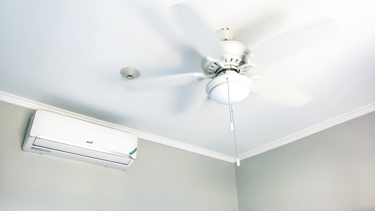 Spálňa so stropným ventilátorom a klimatizáciou