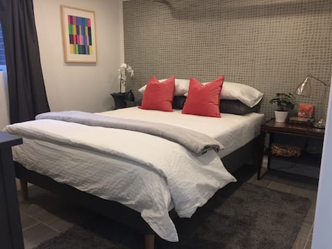 Private 1 Br In-Law Suite - New & Convenient