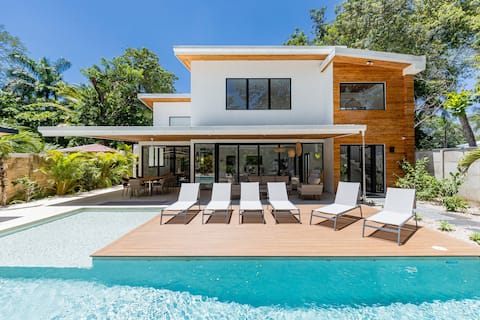 Newly built villa within steps of Potrero Beach!