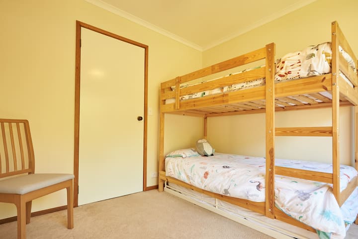 ห้องนอนที่ 3 - เตียงสองชั้นเดี่ยว 2 หลัง