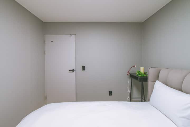 Este es el dormitorio.
Es en el dormitorio.
Es una habitación
Es el dormitorio
Es un dormitorio.