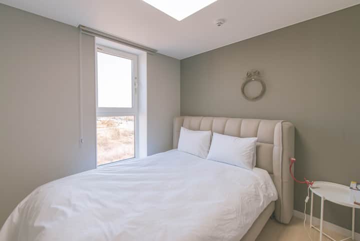 Este es el dormitorio.
Es en el dormitorio.
Es una habitación
Es el dormitorio
Es un dormitorio.