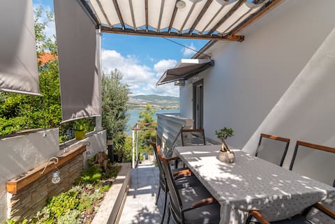 DENIS, Beachfront apt w/ 4 bedrooms in MASTRINKA