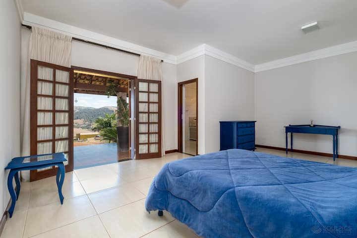 Master Suite, პანორამული ხედი მანტიკირას მთაზე, გაიღვიძეთ და გაიაზრეთ სილამაზე თქვენს გარშემო.