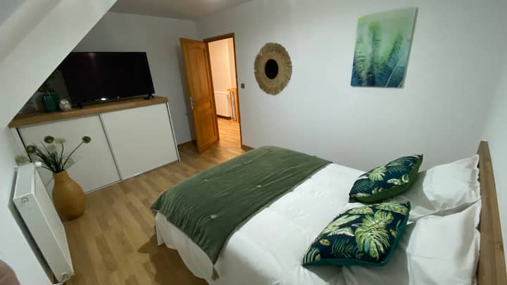 Chambre avec lit en 140 et télévision 123 cm.