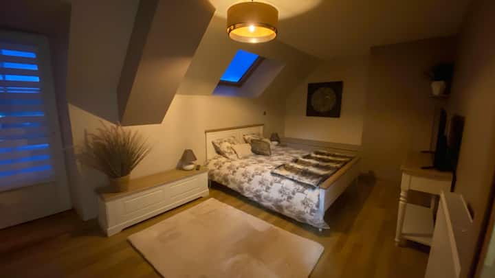 Chambre avec lit Queen size, télévision 102 cm et dressing géant. Cette chambre située au premier étage donne directement sur une très grande terrasse avec vue sur les écuries, la piste d'entrainement et la piscine.
