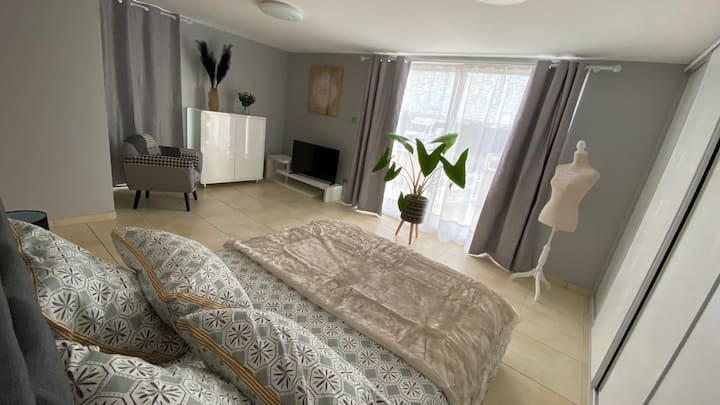 Chambre avec lit en 140 et tv 102 cm.