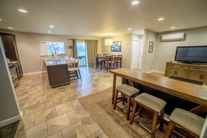 Modern Home And Country Views In Central Location. - Dubuque, IA