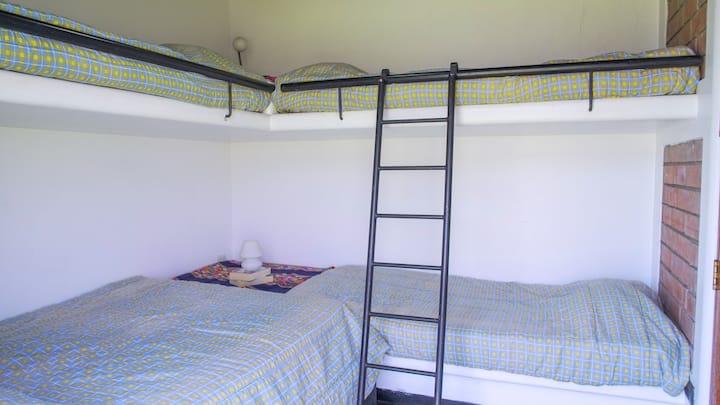 Habitación N° 3 con una cama doble y 3 camas tipo litera.