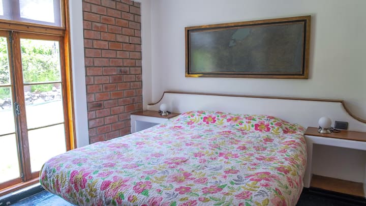 Habitación N° 2 con cama queen.