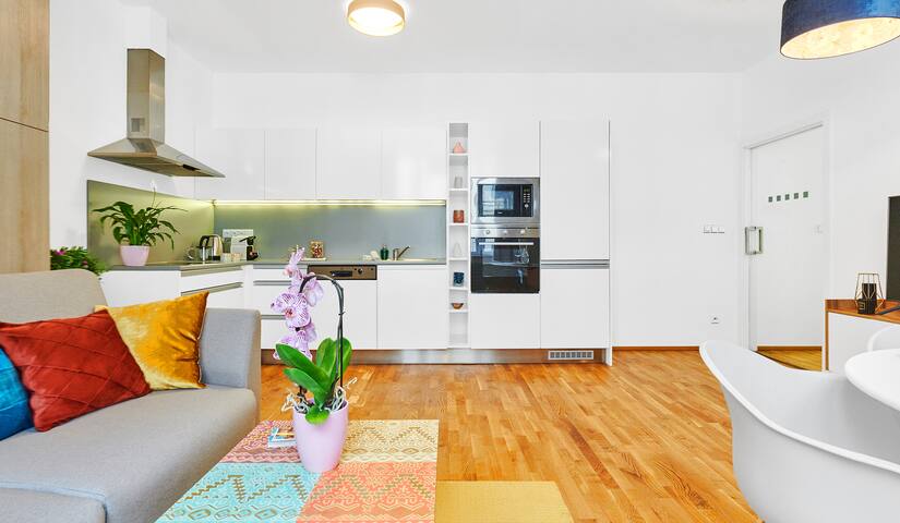 Chic 2-Bedroom Old Town Apartment with 2 bathrooms gallery image 2