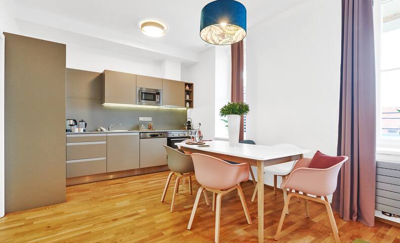 Chic Three Bedroom Old Town Apartment with terrace gallery image 2