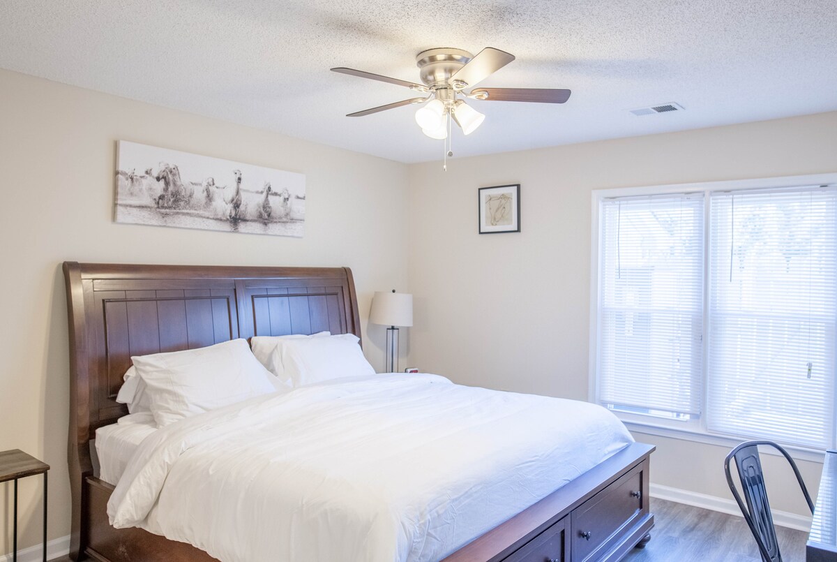 Dormitorio principal con cama tamaño king y colchón fantasma de alta gama para un sueño sonoro.