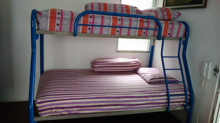 Pabellón del dormitorio 1-A, cama Bang tamaño individual, con vistas a la pelota de baloncesto.