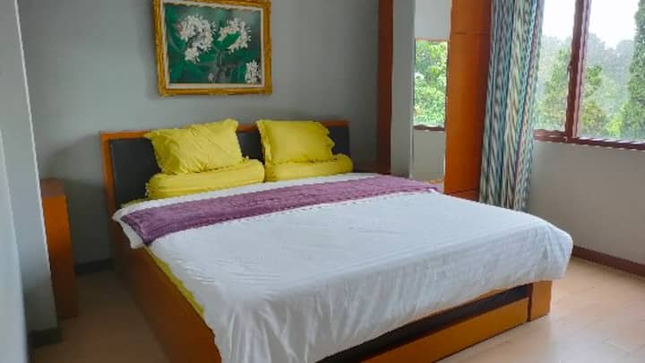 El segundo piso con el dormitorio n .º 1 de 3 habitaciones familiares es una habitación triple o una habitación familiar, esto es adecuado para familias con una cama grande (tamaño súper king) para dos personas y una cama de cochecito de tamaño mediano.