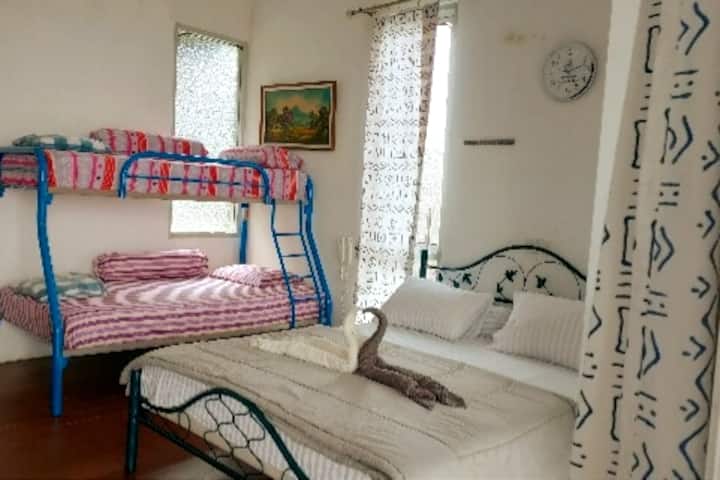 Dormitorio del pabellón 1-A tamaño king + cama Bang 2 tamaño individual con baloncesto.