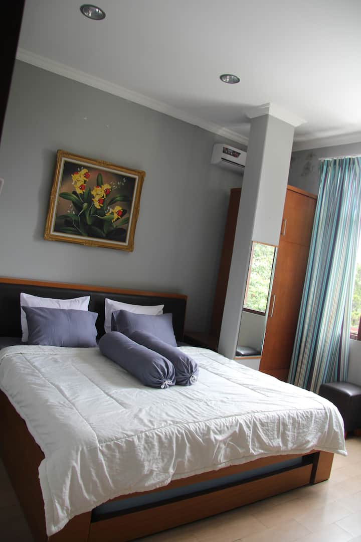 El número 3 de 3 habitaciones familiares es una habitación triple o una habitación familiar, es adecuada para familias con una cama de tamaño mediano (tamaño queen) para dos y una cama nido de tamaño mediano (tamaño individual).