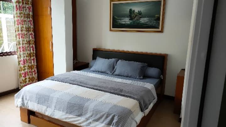 No.2. de las 3 habitaciones familiares es una habitación triple o una habitación familiar, esto es adecuado para familias con una cama tamaño king (tamaño king) para dos personas y una cama mediana.