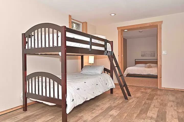 เตียงชั้นใต้ดิน/ห้องนอนของผู้เข้าพัก