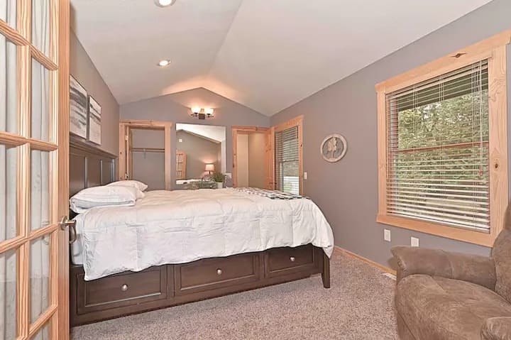 ห้องนอนหลักตู้เสื้อผ้าแบบวอล์คอินห้องน้ำ 1/2 ห้อง